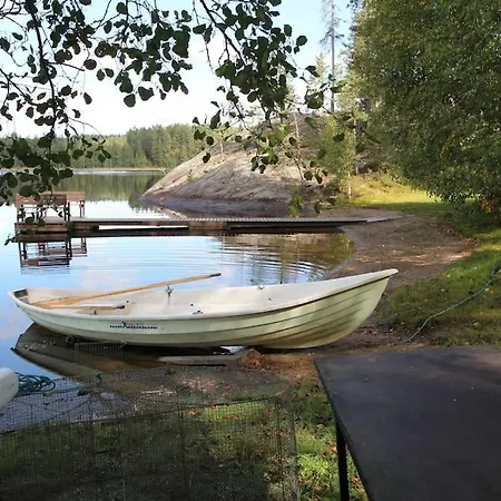 Hyppykallio, Laatulomat 別荘